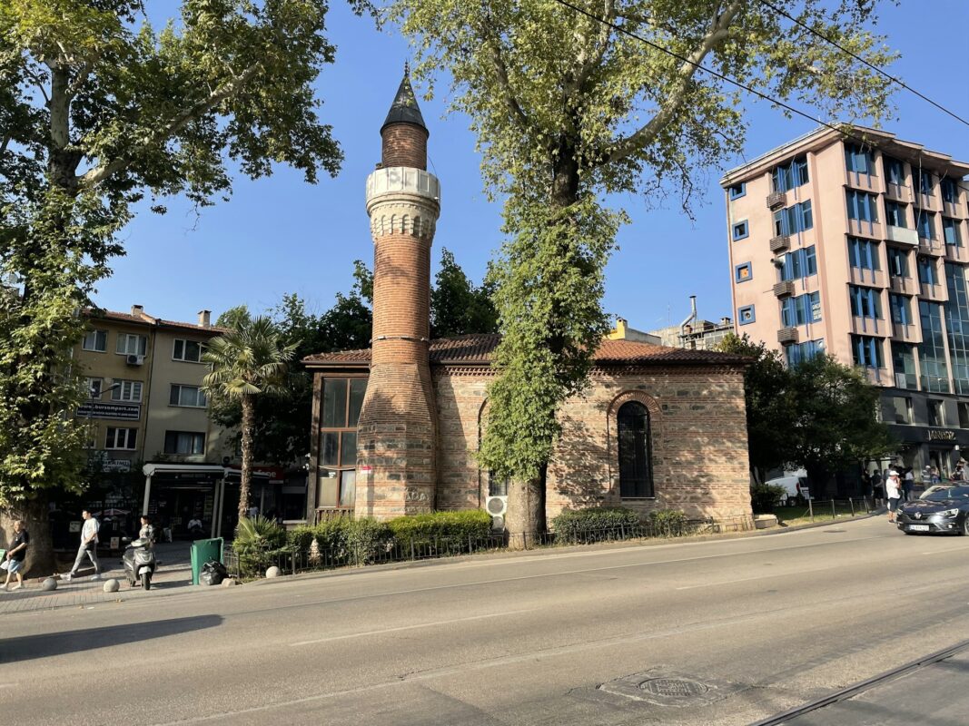 Bursa'da tarihi bir cami ve sokak