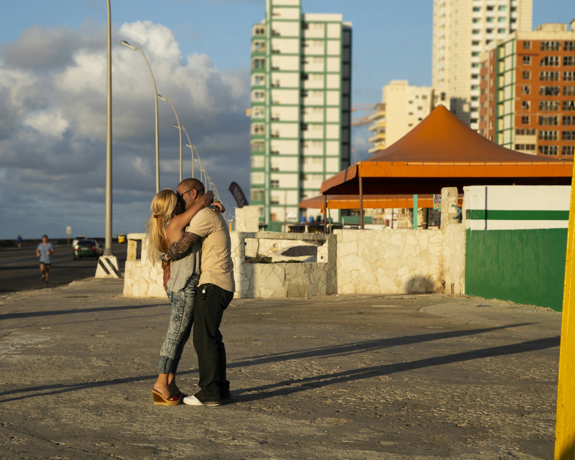 Havana'da sahil yolunda dans eden çift