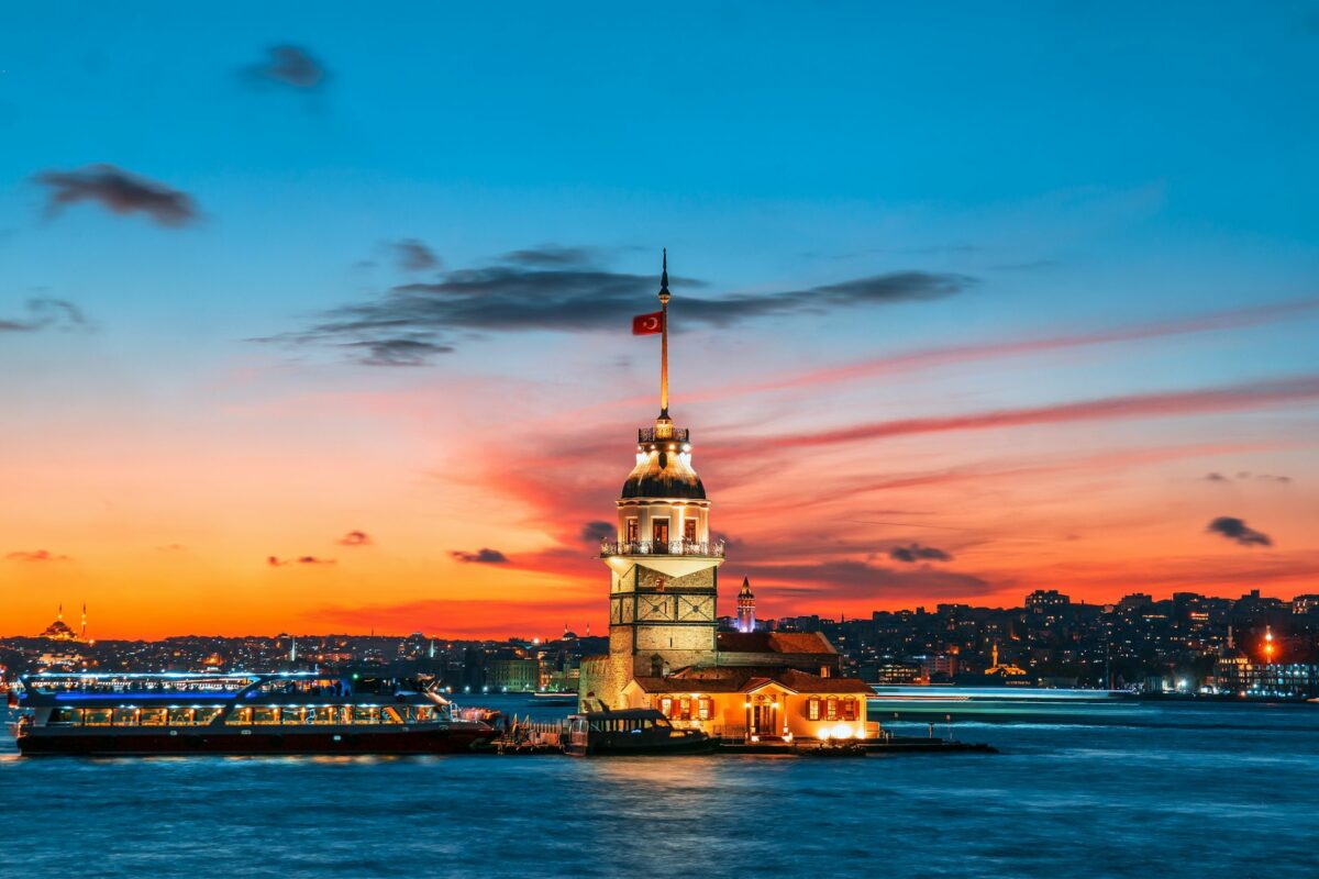 İstanbul'da turuncu gökyüzü altında Kız Kulesi
