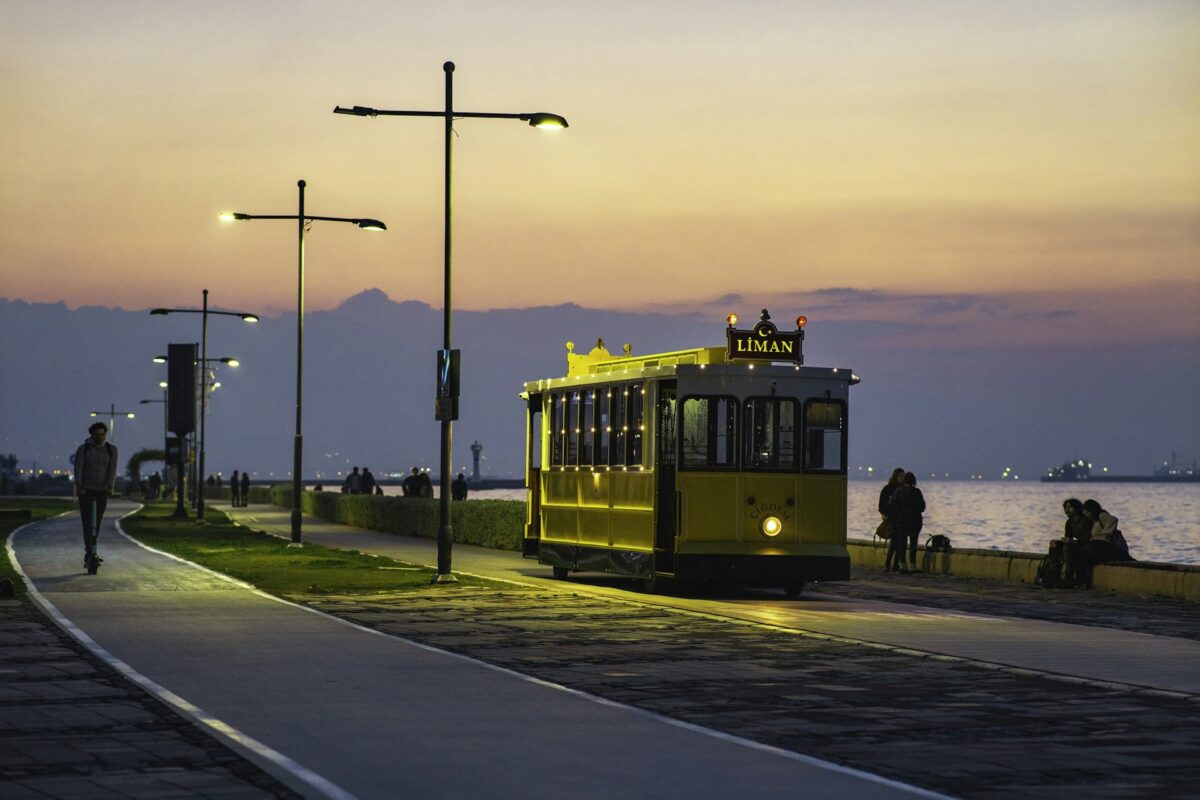 İzmir'de gün batımında sahil ve tramvay