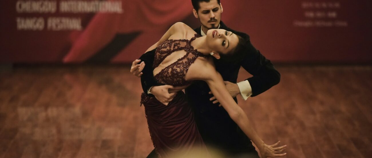 Latin dansında etkileyici bir poz veren çift