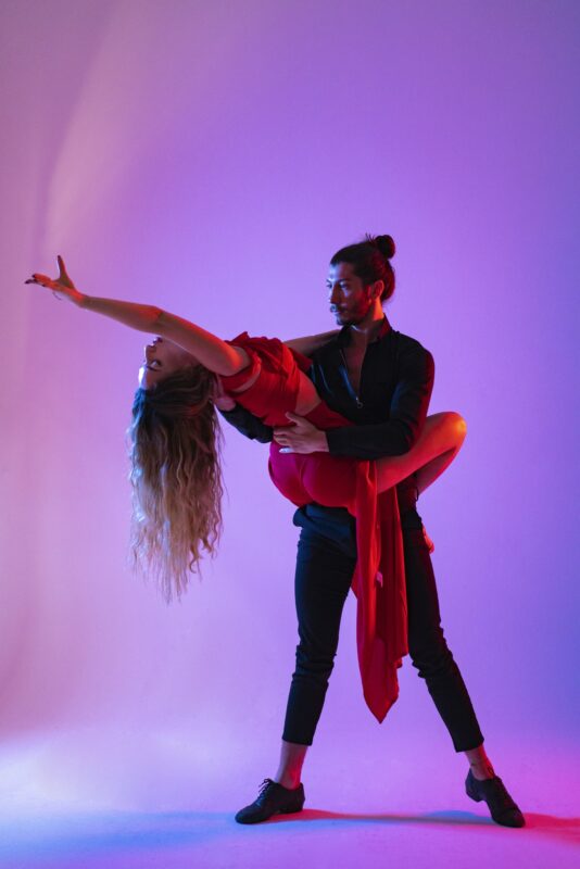 Salsa dansında etkileyici bir figür yapan çift