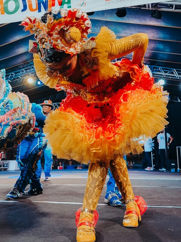 Renkli kostümüyle samba yapan dansçı
