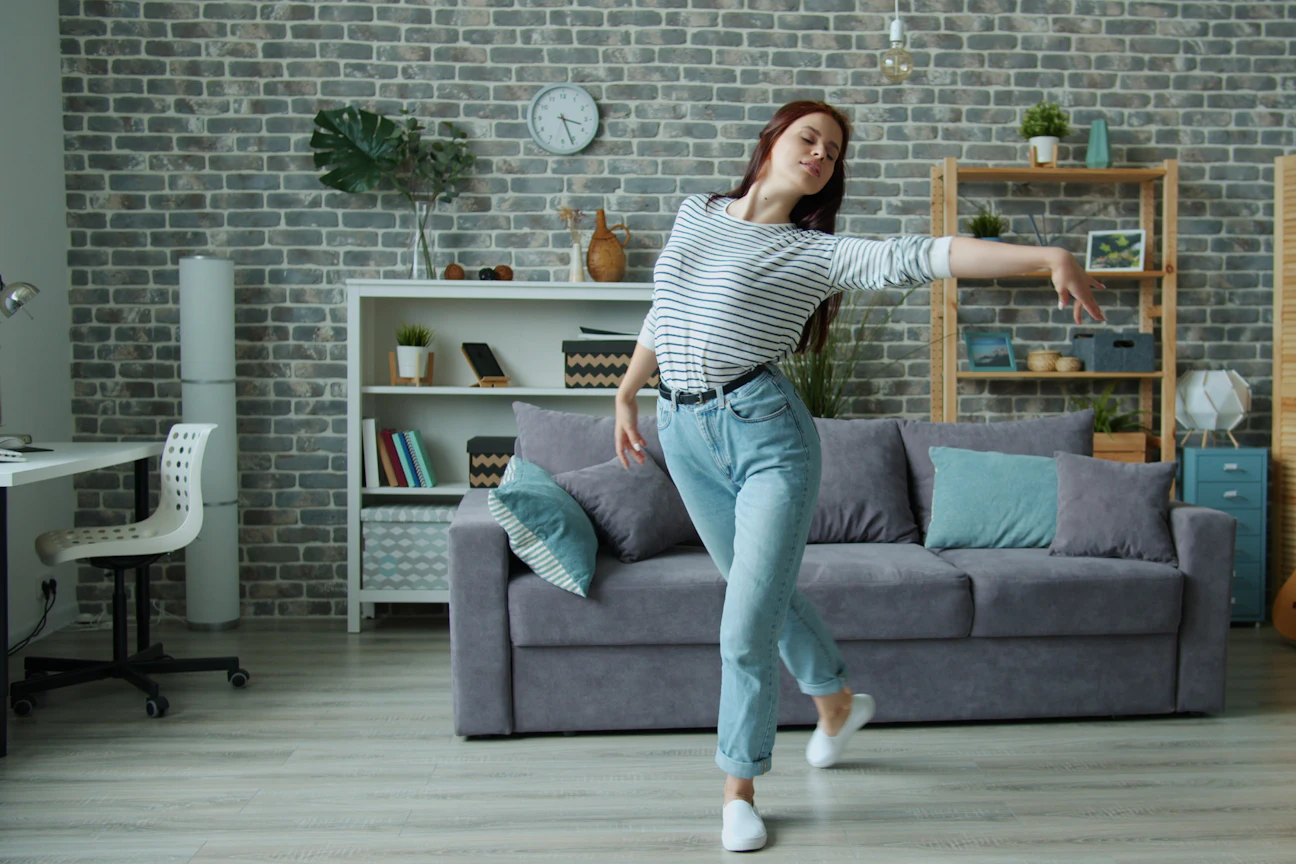 Evde Dans Öğrenmek Mümkün mü? Sıfırdan Başlayanlar İçin 6 Adımlı Plan