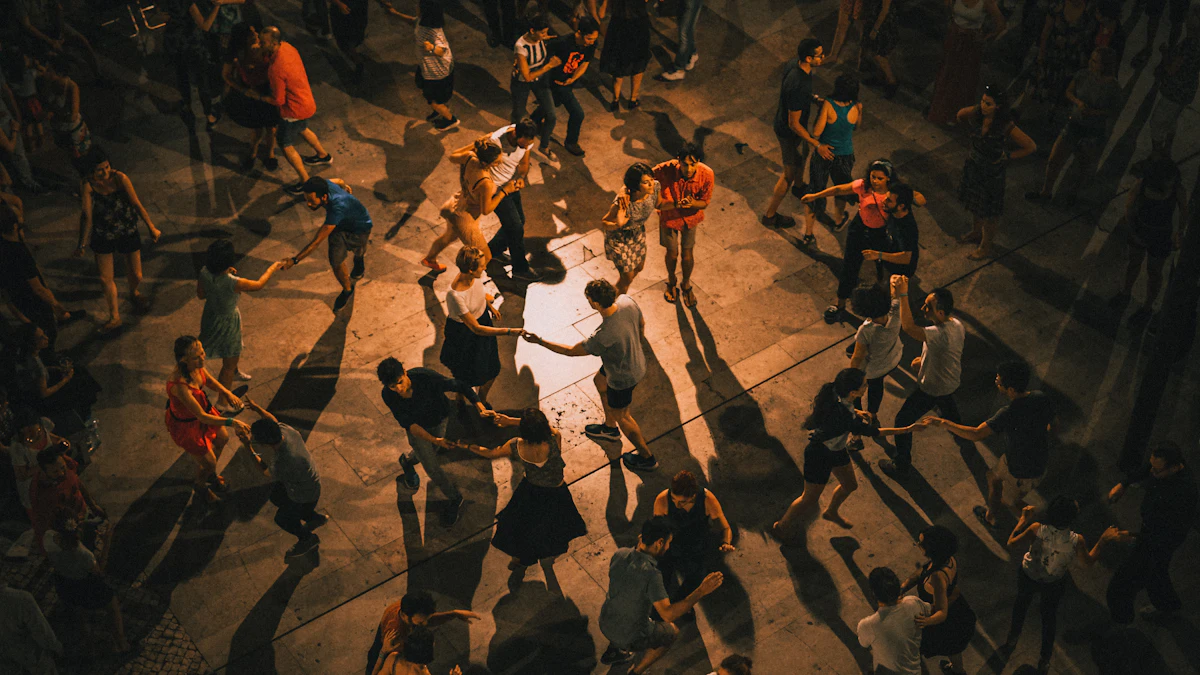Kalabalık bir pistte dans eden çiftler: latin danslarının sosyal gecelerdeki hali
