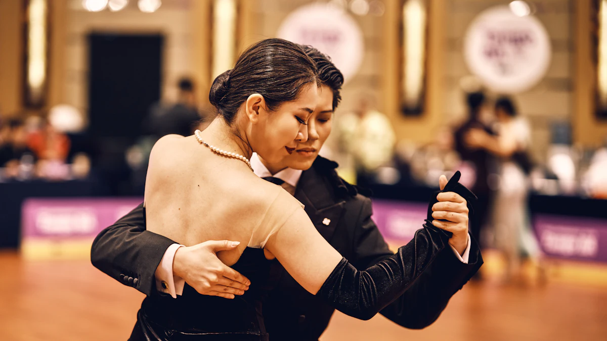 Yarışma pistinde dans eden çift: salon dansında teknik ve performans odaklı çalışma