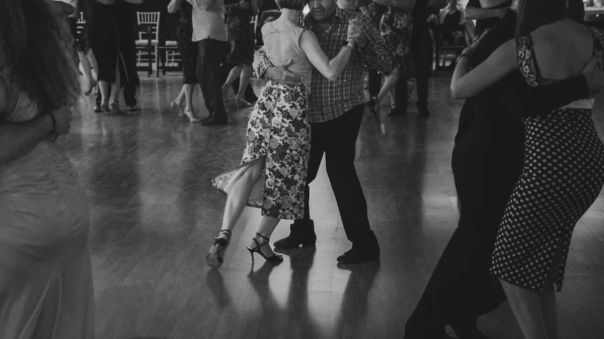 Loş bir salonda pistte tango yapan çiftler: milonga gecesinde sosyal dans