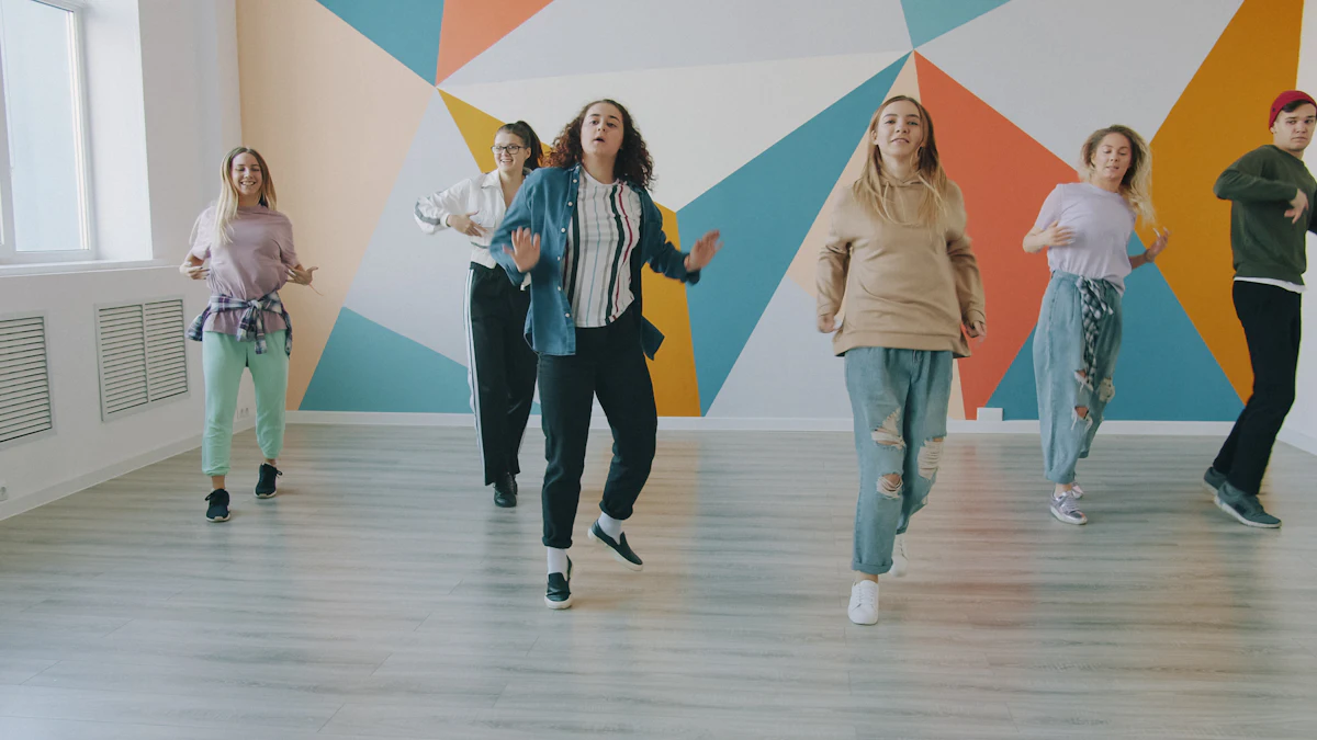 Geometrik duvarlı bir stüdyoda dans eden grup: zumbadan sonra bir dans kursuna geçmek ritim avantajı sağlar