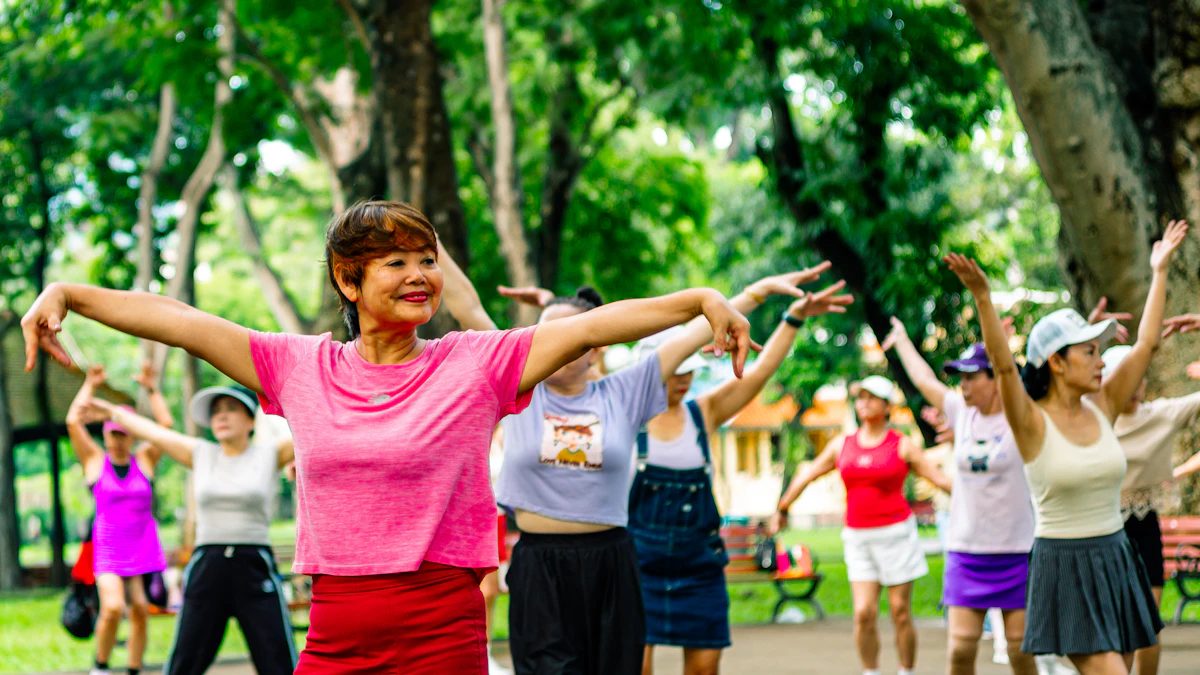 Parkta birlikte egzersiz yapan bir grup: zumba dersinin enerjisi grubun aynı ritimde hareket etmesinden gelir